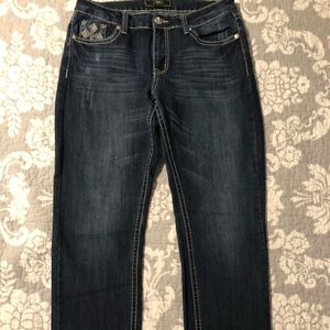 Thick stitch button pocket straight leg jeans.